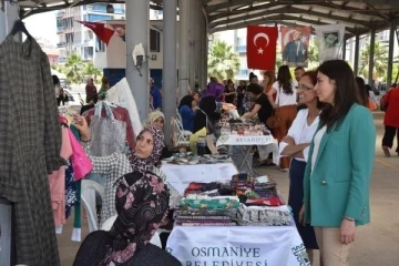 El emeği göz nuru ürünlerin satışını yaparak, aile ekonomisine katkı sağlıyorlar