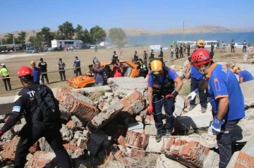 Elazığ’da 345 personelin katıldığı deprem ve yangın tatbikatı nefes kesti
