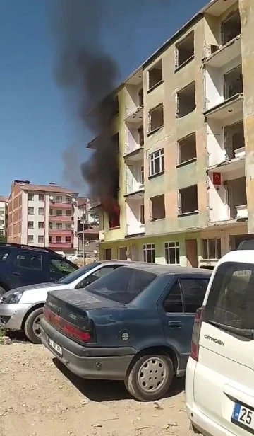 Elazığ’da ağır hasarlı binada yangın
