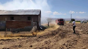 Elazığ’da ahır yangını: 18 büyükbaş kurtarıldı, 30 ton saman yandı
