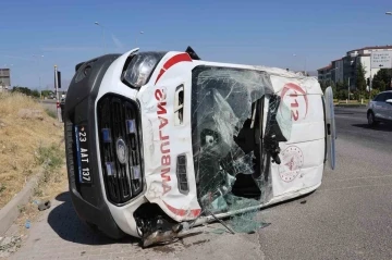 Elazığ’da ambulans takla attı: 5 yaralı
