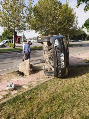 Elazığ’da aydınlatma direğine çarpan otomobil devrildi: 2 yaralı
