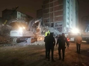 Elazığ’da çöken binada polis memurunun cansız bedenine ulaşıldı
