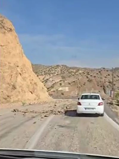 Elazığ’da deprem sonrası kayalar yola düştü
