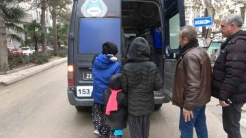 Elazığ’da dilenci operasyonu: Zabıtayı görünce çil yavrusu gibi dağıldılar
