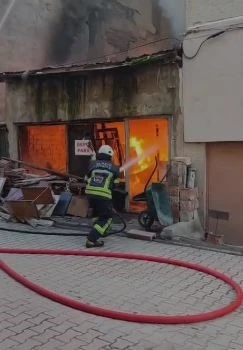 Elazığ’da dükkan alevlere teslim oldu
