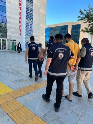 Elazığ’da göçmen kaçakçısı 2 şüpheli tutuklandı
