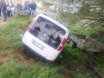 Elazığ’da hafif ticari araç dereye uçtu: 3 yaralı
