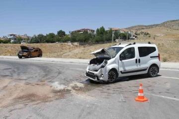 Elazığ’da hafif ticari araç ile otomobil çarpıştı: 7 yaralı
