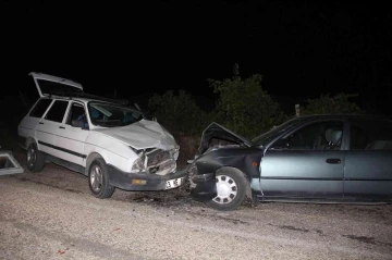 Elazığ’da iki otomobil kafa kafaya çarpıştı: 5 yaralı
