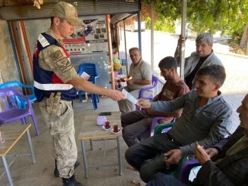 Elazığ’da jandarma ekipleri, vatandaşları suda boğulmalara karşı bilgilendirdi
