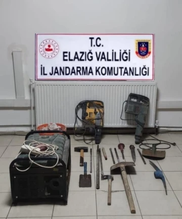 Elazığ’da kaçak kazı yapan 4 şüpheli suçüstü yakalandı
