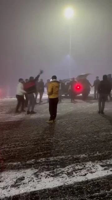 Elazığ’da kar yağışı ‘halayla’ kutlandı
