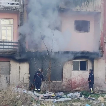 Elazığ’da metruk binada yangını
