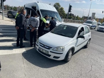 Elazığ’da minibüs ile otomobil çarpıştı: 3 yaralı
