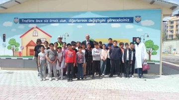 Elazığ’da öğrenciler trafik kuralları konusunda bilinçlendirildi
