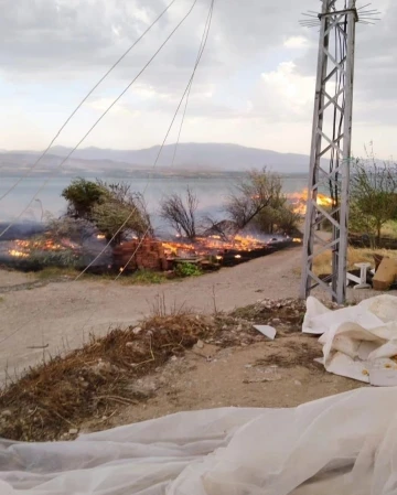 Elazığ’da otluk alanda yangın
