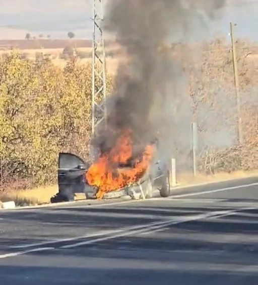 Elazığ’da otomobil alev alev yandı
