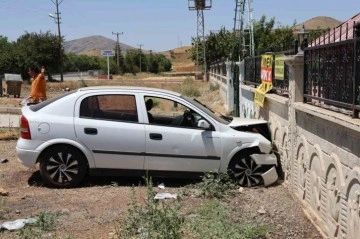 Elazığ’da otomobil bahçe duvarına çarptı: 5 yaralı