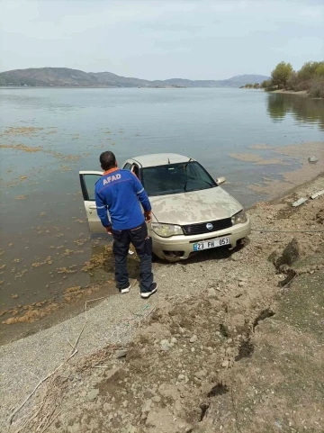 Elazığ’da otomobil göle uçtu, sürücü kendi imkanlarıyla araçtan çıkarak kıyıya yüzdü
