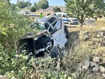 Elazığ’da otomobil şarampole uçtu: 2 yaralı
