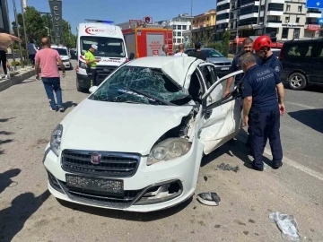 Elazığ’da otomobil tıra çarptı: 3 yaralı
