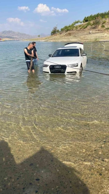 Elazığ’da park halindeki otomobil Keban Barajına uçtu
