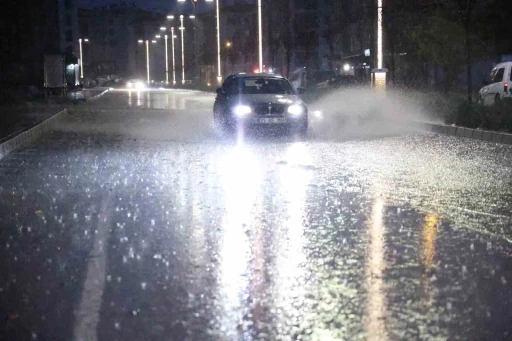 Elazığ’da sağanak yağış etkili oldu
