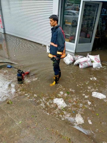 Elazığ’da sağanak yağış sonrası iş yerlerini su bastı
