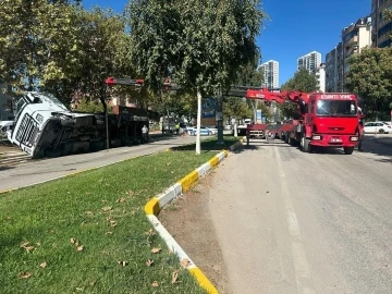 Elazığ’da tır devrildi: 2 yaralı
