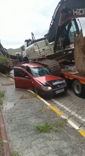 Elazığ’da tırın üstündeki iş makinesi aracın üstüne düştü
