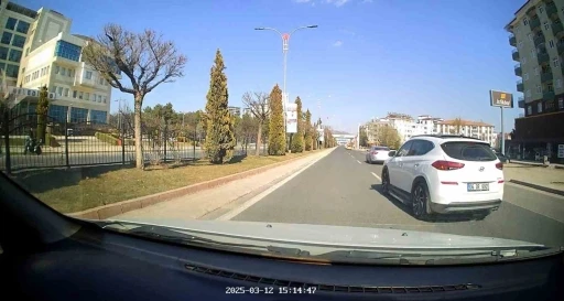 Elazığ’da trafikte makas atarak ilerleyen sürücü kameralara yansıdı
