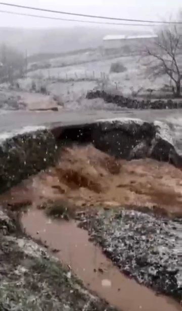 Elazığ’da yağış sonrası dereler taştı, sel nedeniyle yol çöktü
