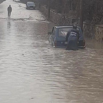 Elazığ’da yoğun yağış sonrası ev ve iş yerlerini su bastı, araçlar mahsur kaldı
