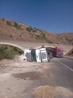 Elazığ tır devrildi: 1 yaralı