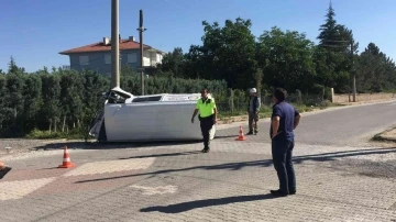 Elektrik direğine çarpan minibüs devrildi: 3 yaralı
