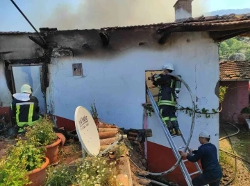 Elektrik kontağından çıkan yangın, 2 katlı evi küle döndürdü
