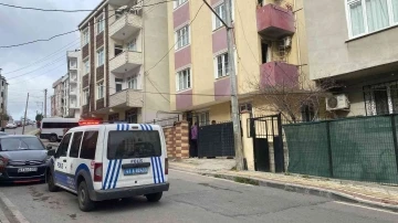 Elektrik kontağından yangın çıktı, 2 kişi dumandan etkilendi
