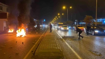 Elektrik sayaçlarının direklere çıkartılmasına tepki için lastik yaktılar, yolu trafiğe kapattılar
