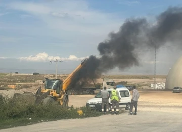 Elektrik tellerine çarpan kamyon alevlere teslim oldu
