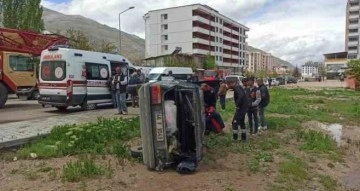 Elektrikli bisiklete çarpmamak için manevra yapan otomobil devrildi: 2 yaralı