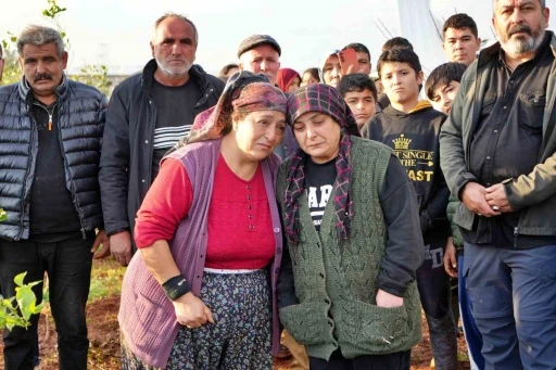 Elinde orakla çatıya çıkıp evini yıktırmamak için direndi
