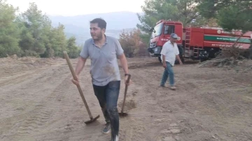 Ellerine kürekleri aldılar, alevlerin üzerine koştular
