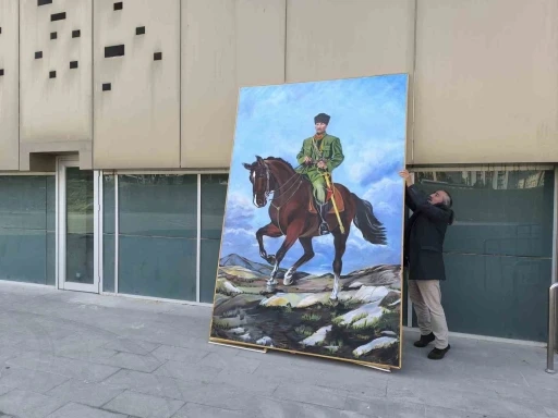 Emekli astsubay belediyenin ödemesini yapmadığını belirttiği Atatürk portresini geri aldı
