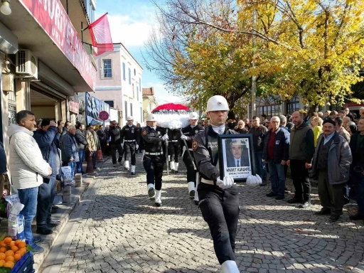 Emekli Komiser Hikmet Karanfil gözyaşları ile toprağa verildi
