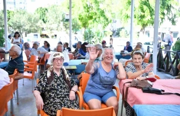 Emekliler Konyaaltı Belediyesinin konseriyle eğlendi
