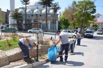 Emet Belediyesinden çevre düzenleme ve temizlik çalışmaları
