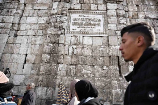 Emevi Camii’nin duvarındaki Hafız Esad’ın ismi çekiçle kazındı
