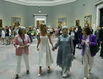 Emine Erdoğan, İspanya Başbakanı’nın eşi Fernandez ile Madrid’deki Prado Müzesi’ni ziyaret etti:
