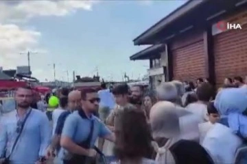 Eminönü'nde 'yolcu kapma' kavgası kamerada: Polis havaya ateş açtı